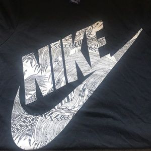 Women’s Nike short sleeve shirt